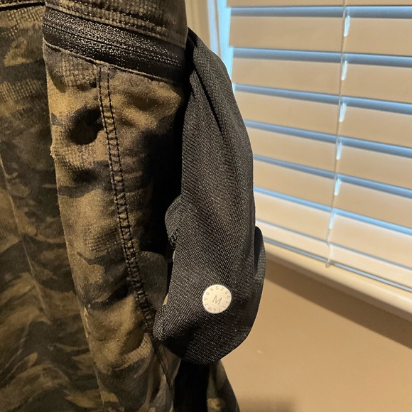 Men’s Lululemon T.H.E. Camo Shorts - Picture 4 of 4